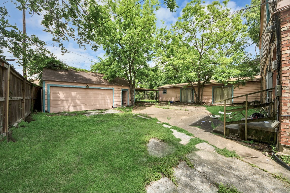 3735 Rio Vista Street Houston, TX 77021 - Photo 7 of 19 a view of a backyard with table and chairs and a barbeque