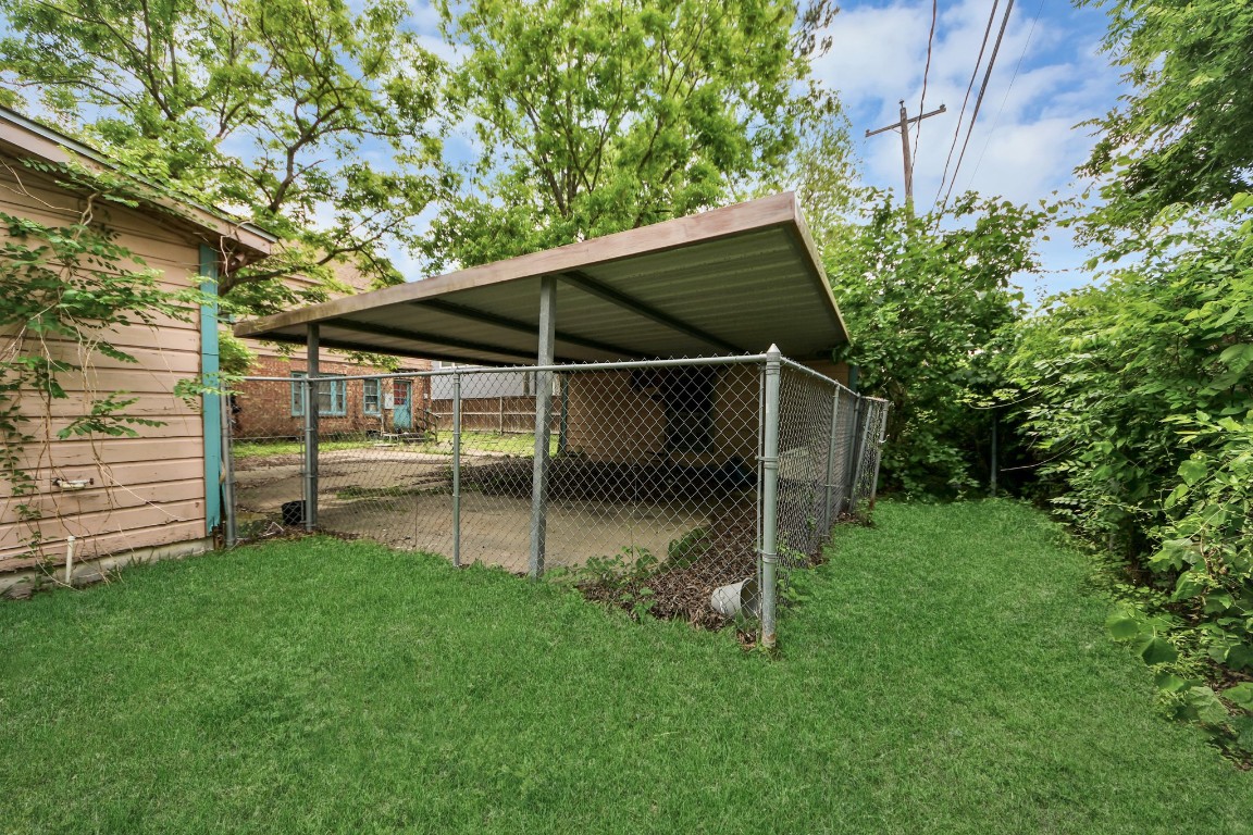 3735 Rio Vista Street Houston, TX 77021 - Photo 8 of 19 a view of a backyard with a small cabin