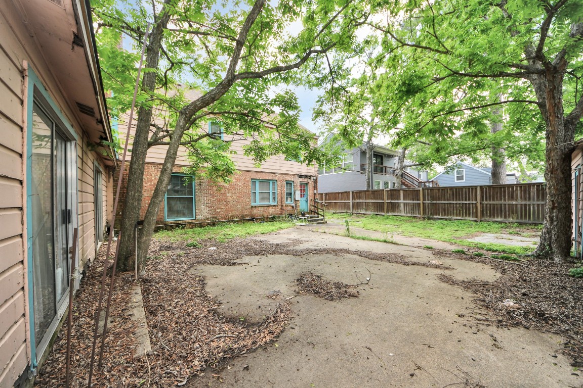 3735 Rio Vista Street Houston, TX 77021 - Photo 9 of 19 a view of a house with a backyard and a tree