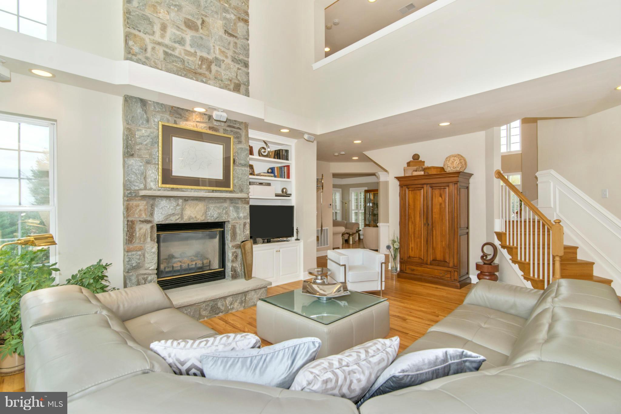 10401 Grey Fox Road Potomac, MD 20854 - Photo 9 of 28 Living Room