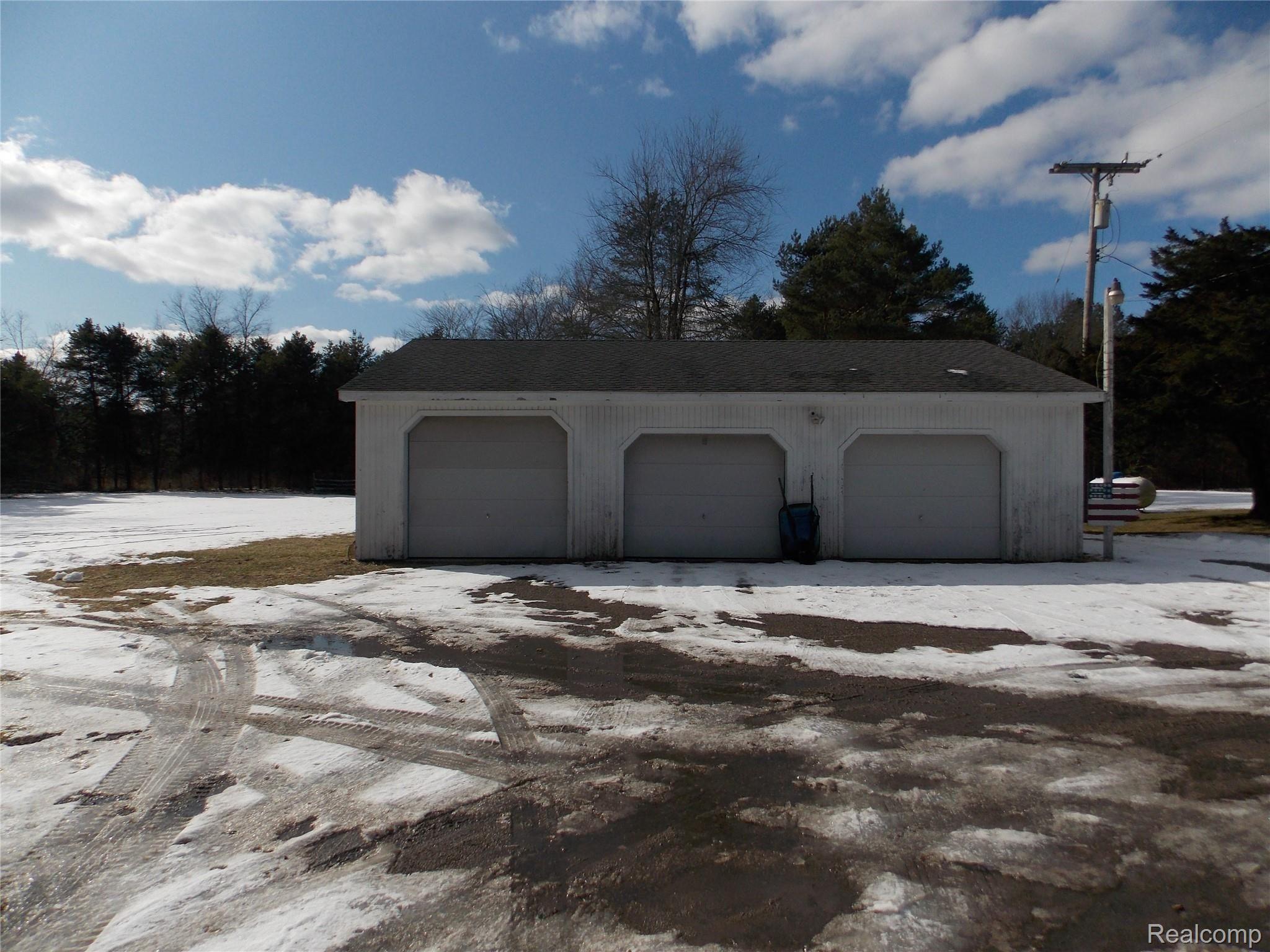 629 North Wilder Road Lapeer, MI 48446 - Photo 3 of 19 DSCN3509.JPG