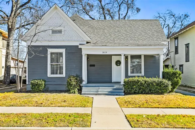 $1,800 | 1819 College Avenue, Fort Worth, TX 76110