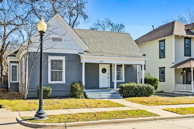 $1,800 | 1819 College Avenue, Fort Worth, TX 76110