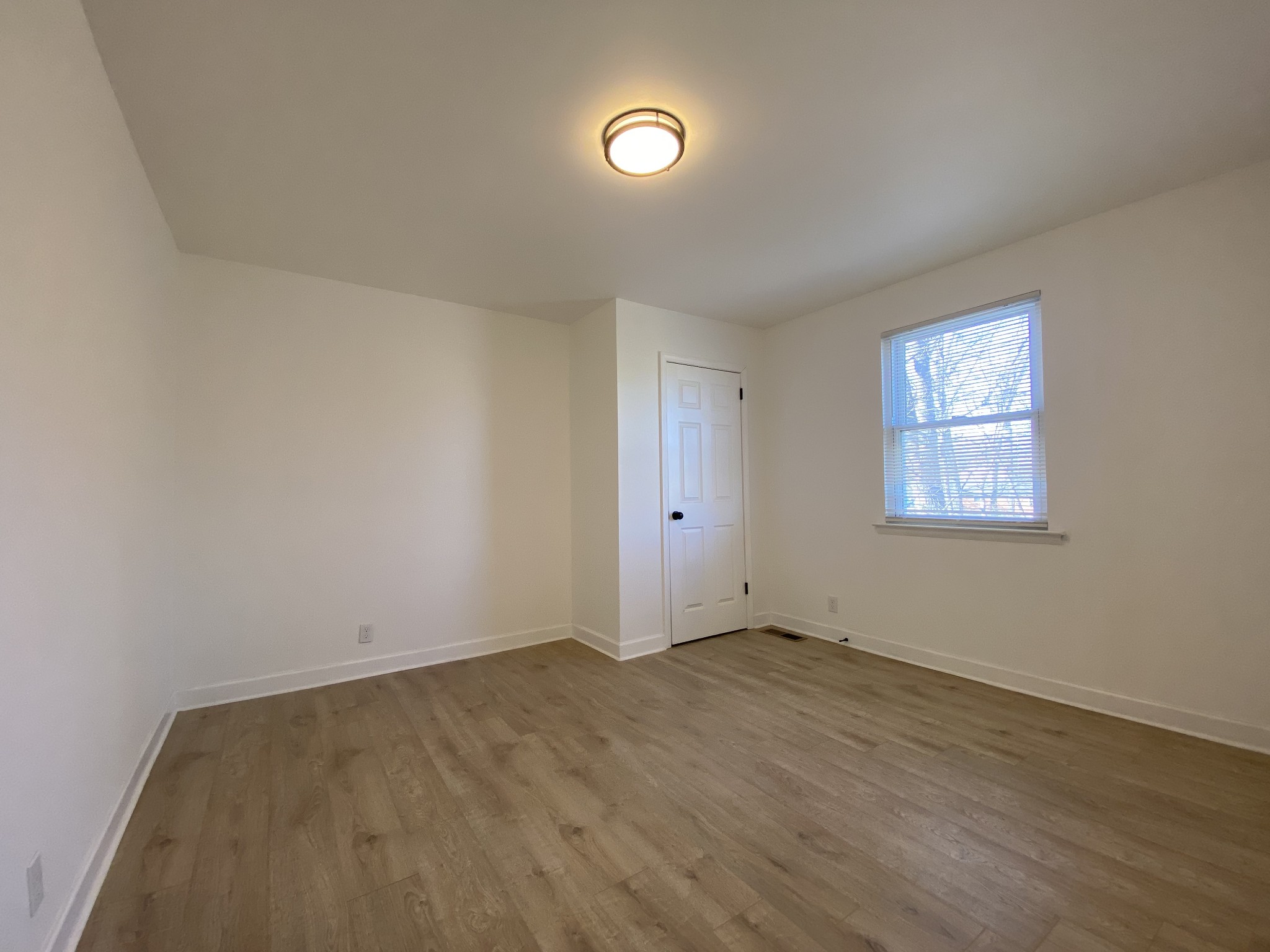 245 Raintree Drive Clarksville, TN 37042 - Photo 15 of 33 an empty room with a bench