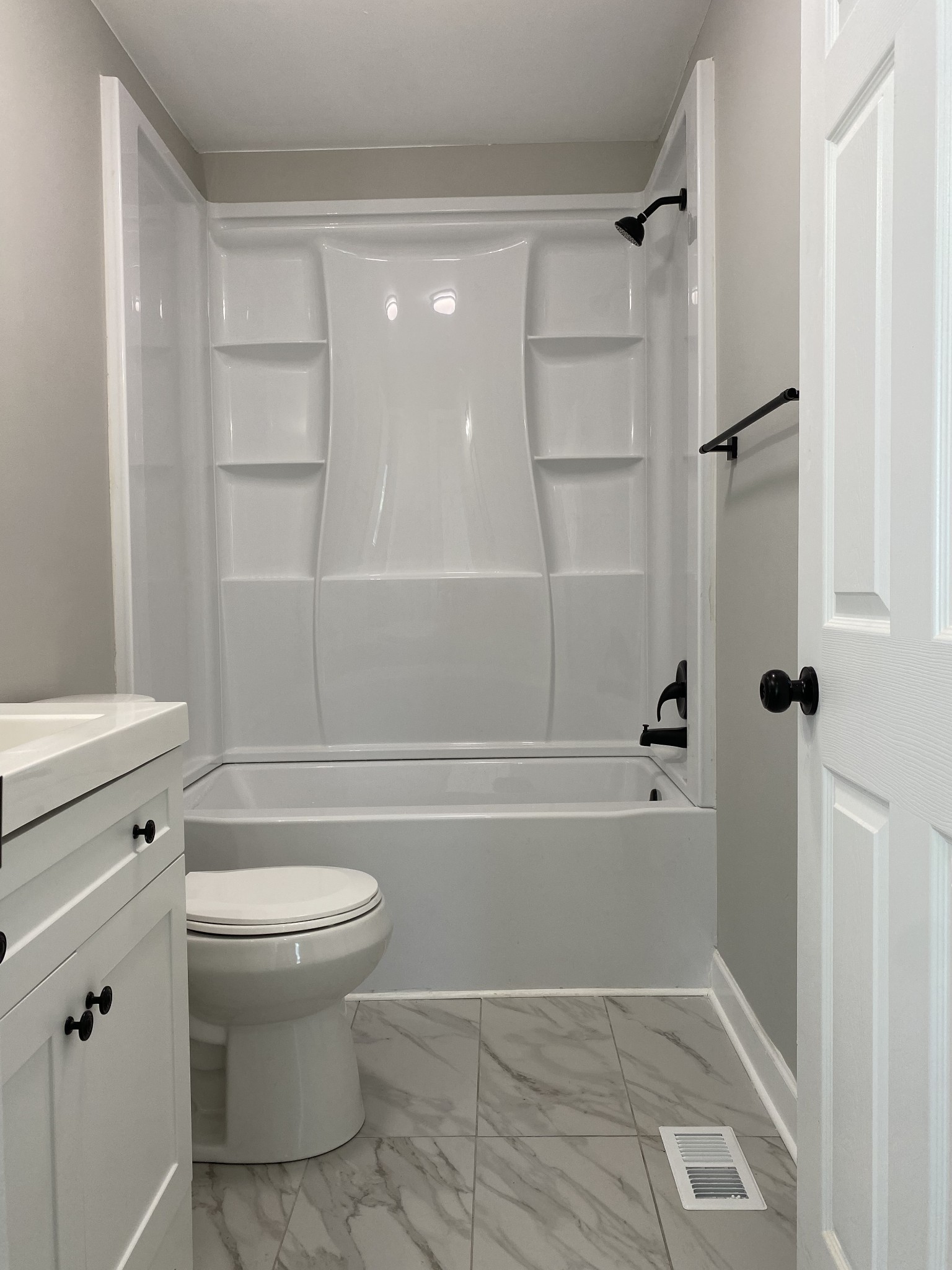 245 Raintree Drive Clarksville, TN 37042 - Photo 19 of 33 a bathroom with a toilet and a bath tub
