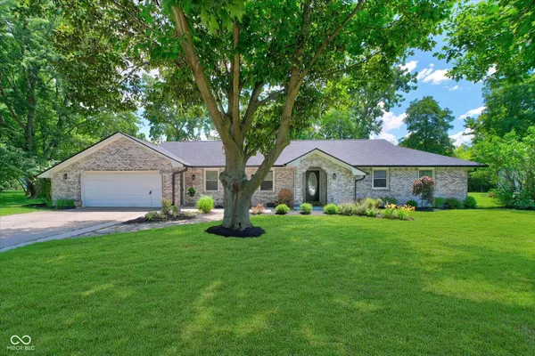 $345,000 | 1492 Woodscliff Drive, Anderson, IN 46012