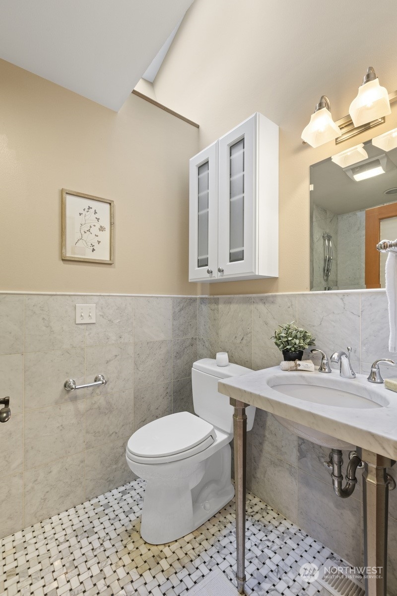 131 Hawthorn Road Bellingham, WA 98225 - Photo 28 of 40 a bathroom with a sink a toilet and a mirror