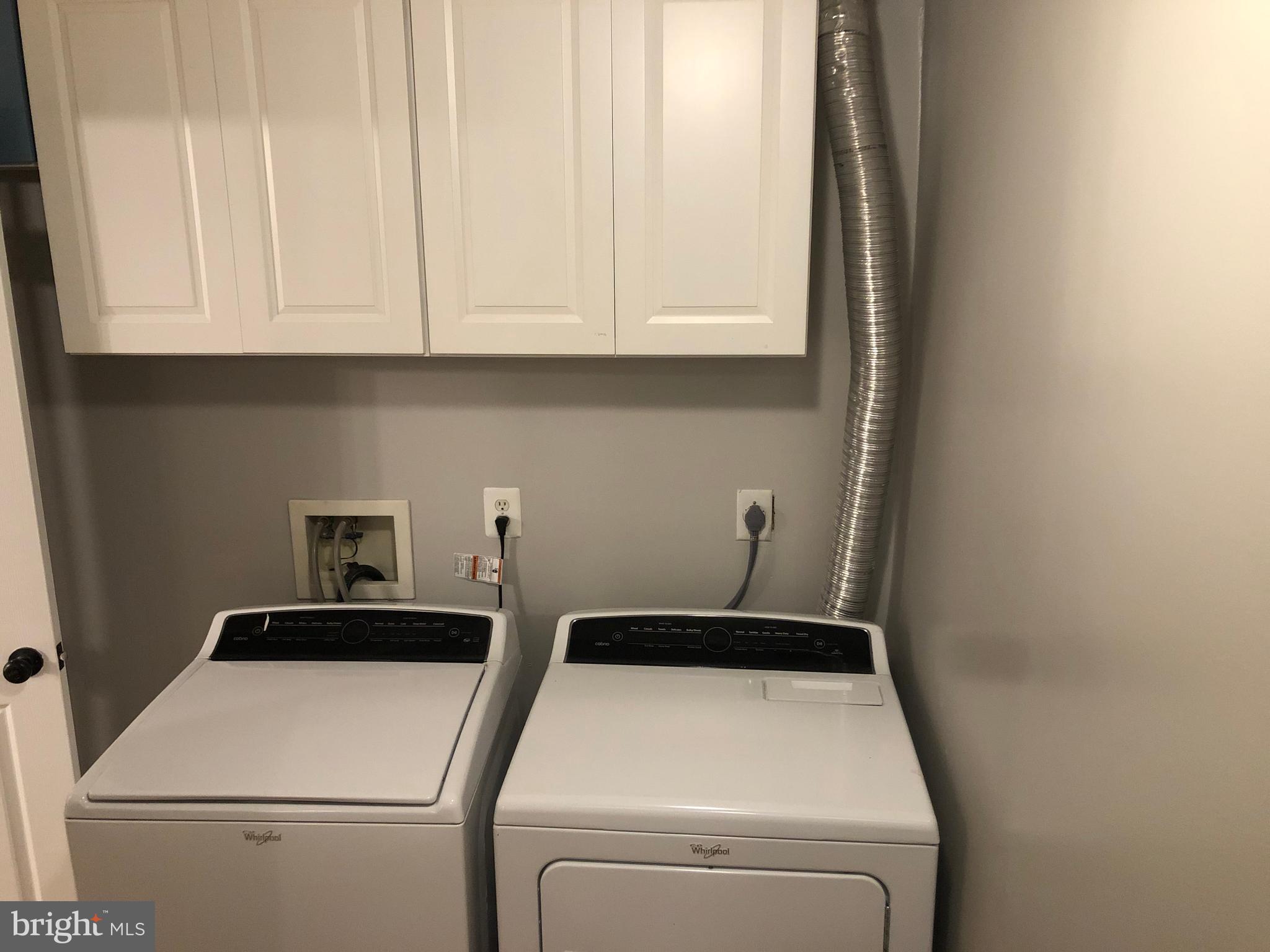 9087 Slate Stone Loop Bristow, VA 20136 - Photo 20 of 28 Washer and Dryer with overhead cabinets