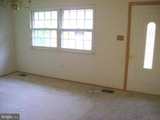14659 Cloverdale Road Woodbridge, VA 22193 - Photo 5 of 9 Living Room