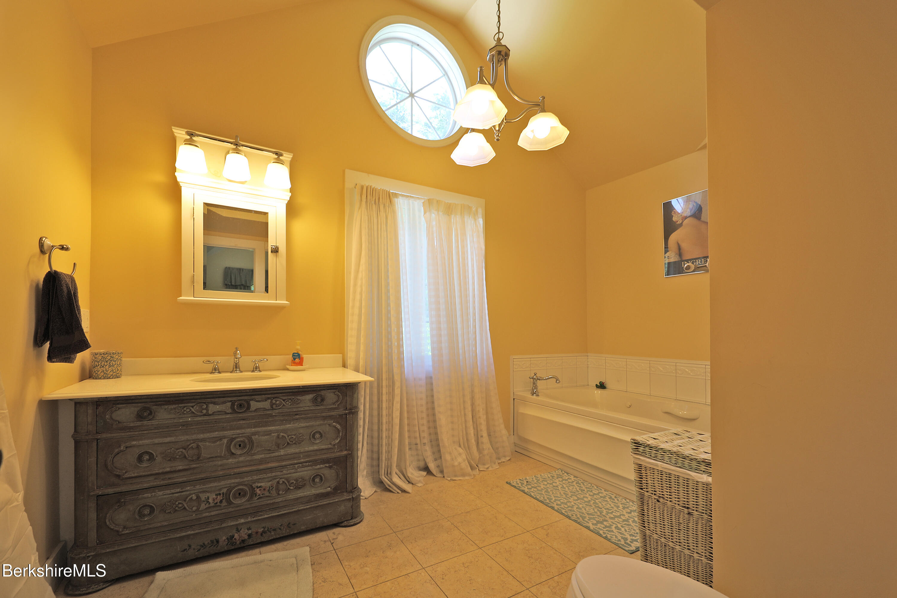 15 Interlaken Cross Road Stockbridge, MA 01262 - Photo 22 of 47 Primary en suite bath