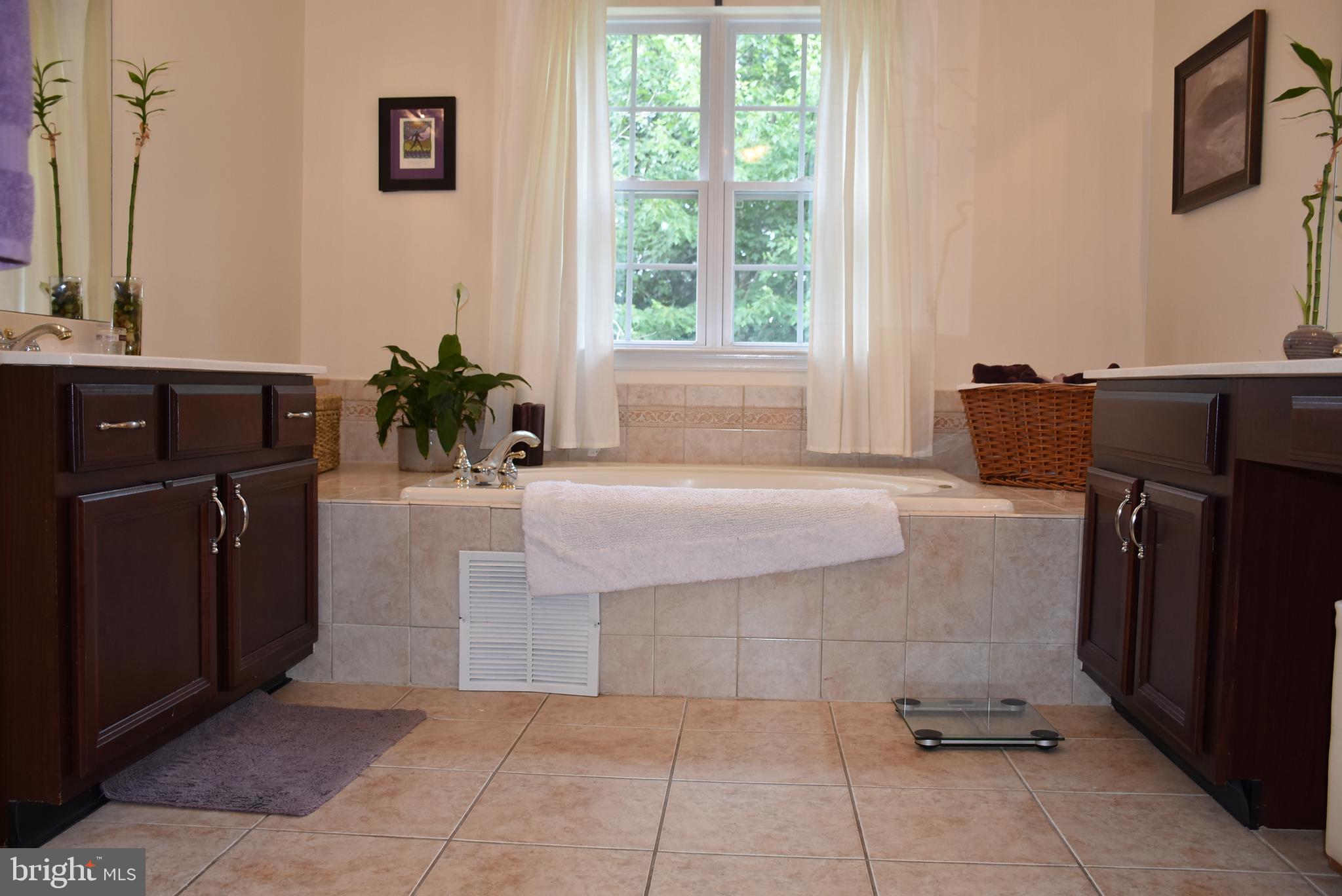 65 Heath Court Pennington, NJ 08534 - Photo 12 of 18 a bathroom with a bathtub and a sink