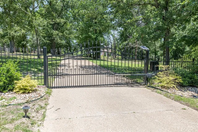 $1,675,000 | 902 East South Street, Lindale, TX 75771