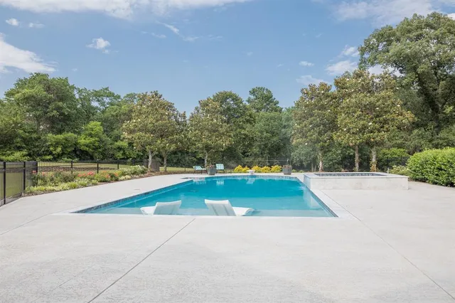 $1,675,000 | 902 East South Street, Lindale, TX 75771