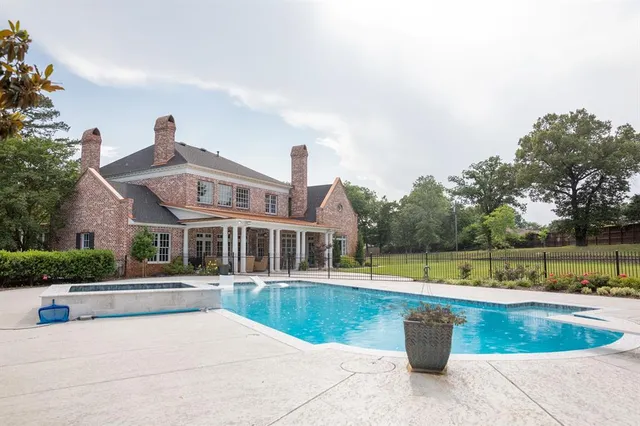 $1,675,000 | 902 East South Street, Lindale, TX 75771