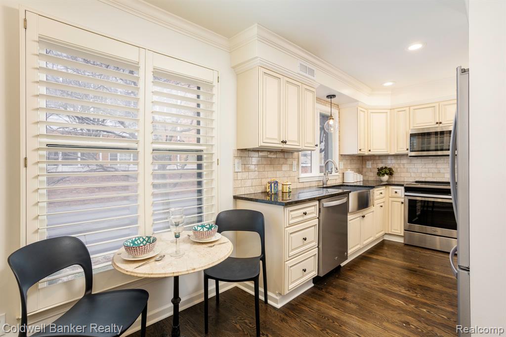 1792 Vernier Road Grosse Pointe Woods, MI 48236 - Photo 9 of 26