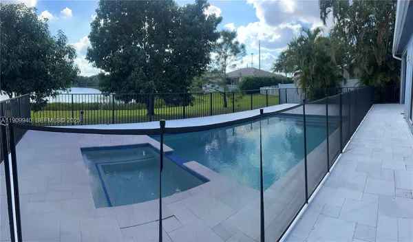 a view of a backyard