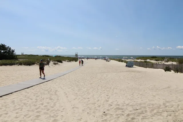 a picture of a bench in room
