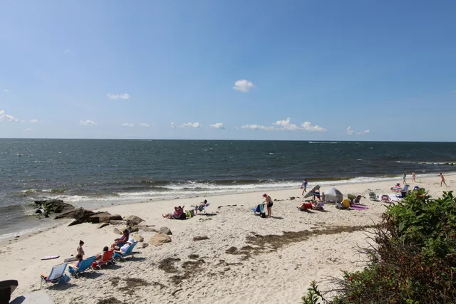 a picture of a bench in a wall