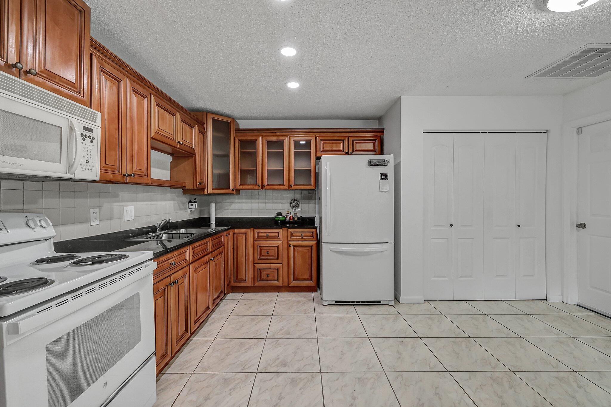 2050 Colonial Road, Unit 6 Fort Pierce, FL 34950 - Photo 6 of 21 kitchen