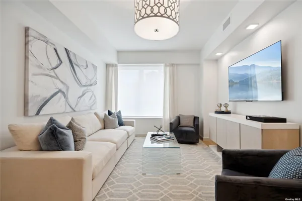 $1,233,100 | 218 Middle Neck Road, Unit 107, Great Neck, NY 11021