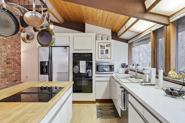 $1,250,000 | 384 River Road, Carlisle, MA 01741