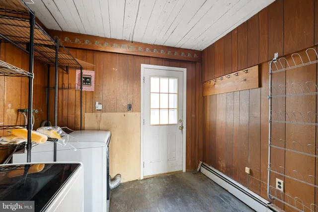 $305,000 | 6 North Railroad Avenue, Wyoming, DE 19934