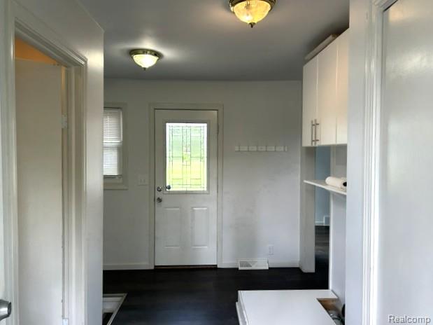 8475 Bridge Lake Road Clarkston, MI 48348 - Photo 11 of 31 Second entry/laundry room