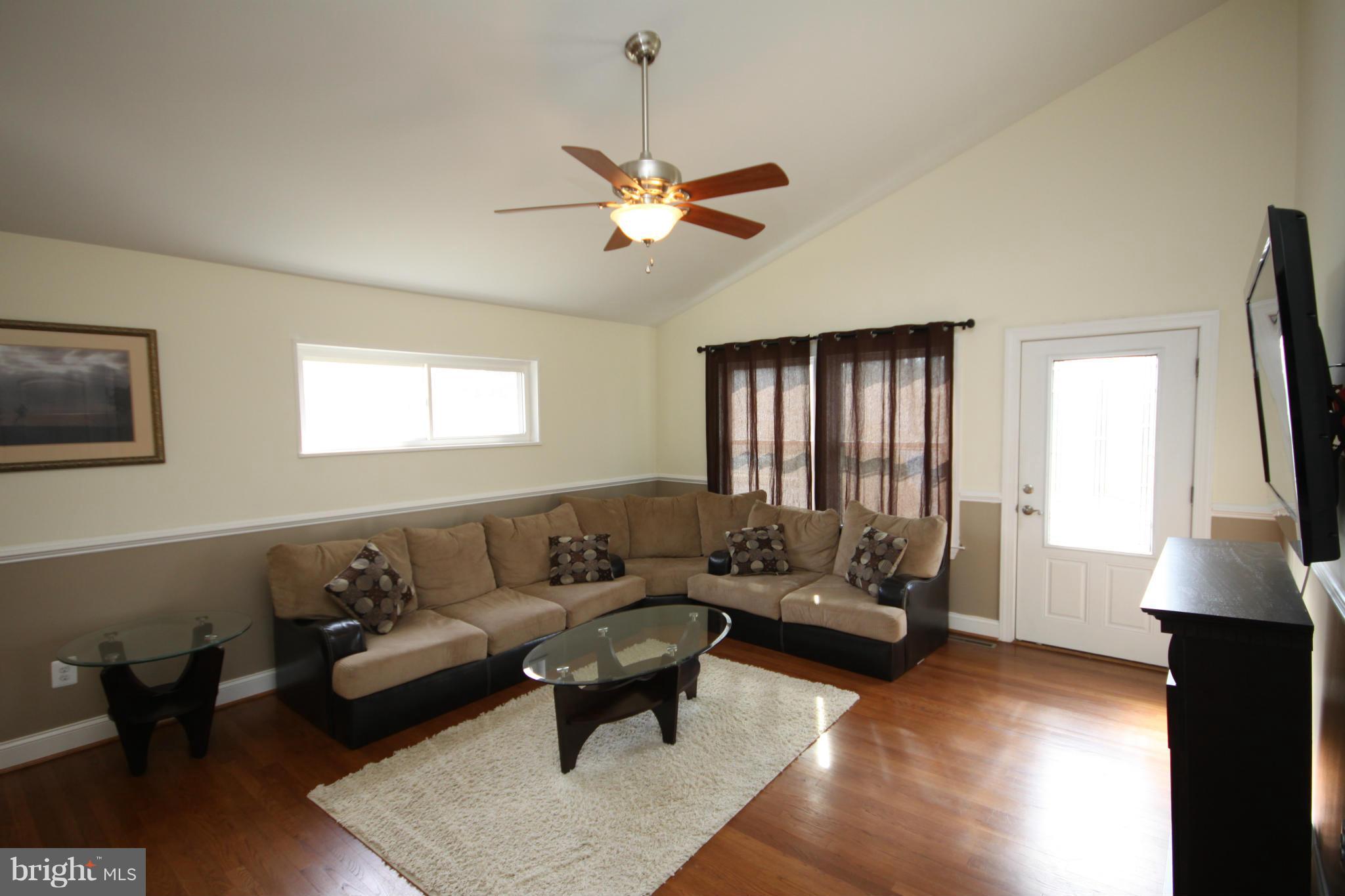 924 Prestwood Road Baltimore, MD 21228 - Photo 2 of 26 Living Room