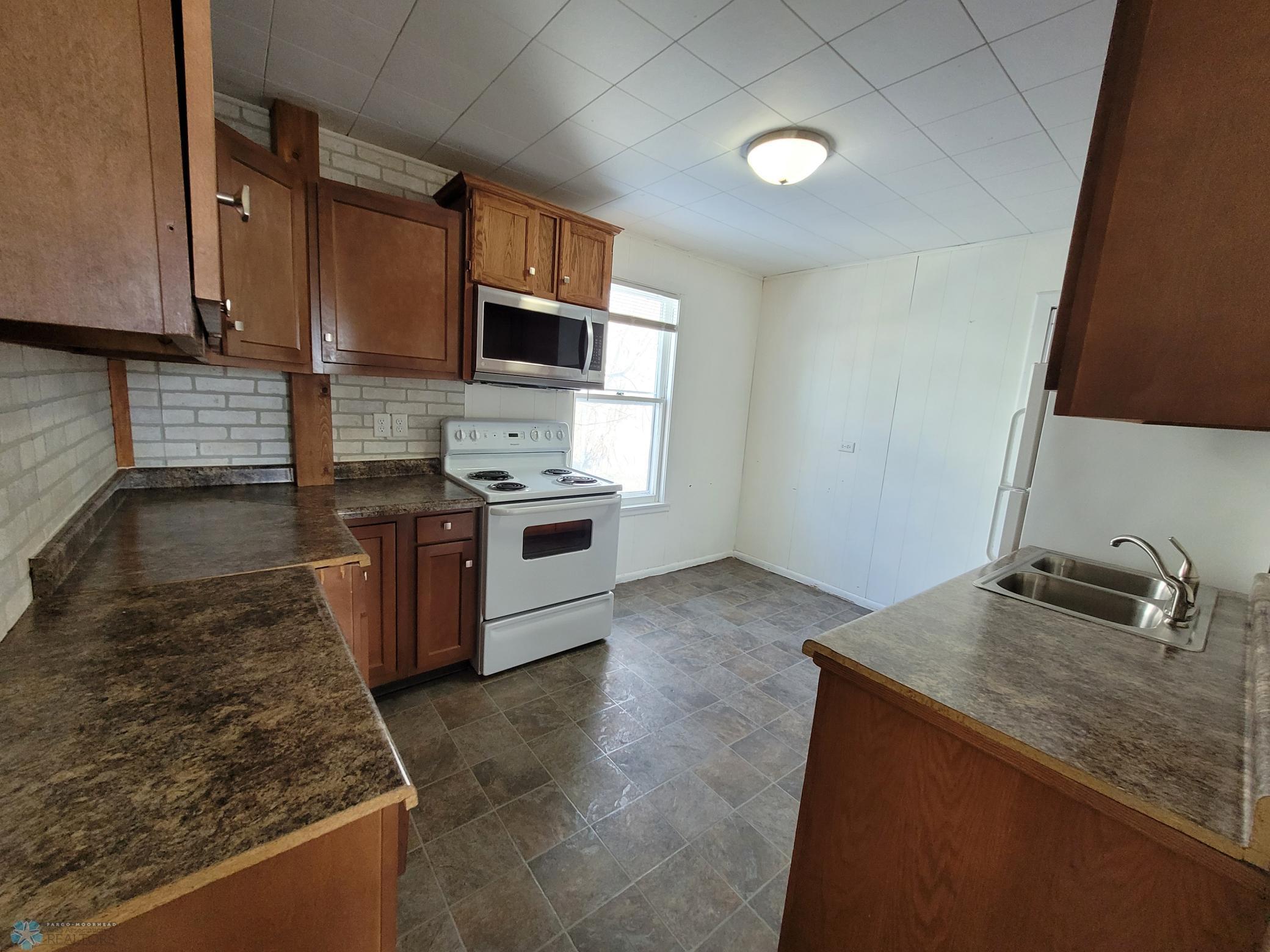 915 Broadway North Fargo, ND 58102 - Photo 2 of 23