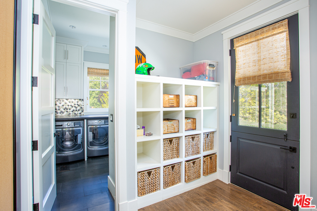 6692 Wildlife Road Malibu, CA 90265 - Photo 15 of 37 a view of kitchen and window