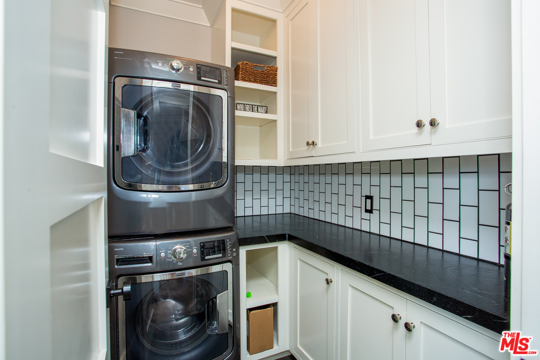 6692 Wildlife Road Malibu, CA 90265 - Photo 27 of 37 a utility room with dryer and washer