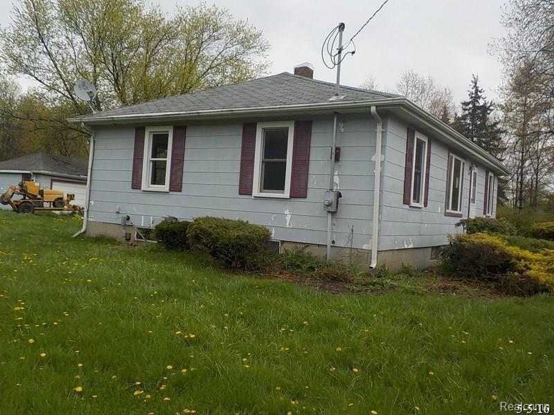 6287 Lapeer Road Burton, MI 48509 - Photo 4 of 21 DSCN4593.JPG
