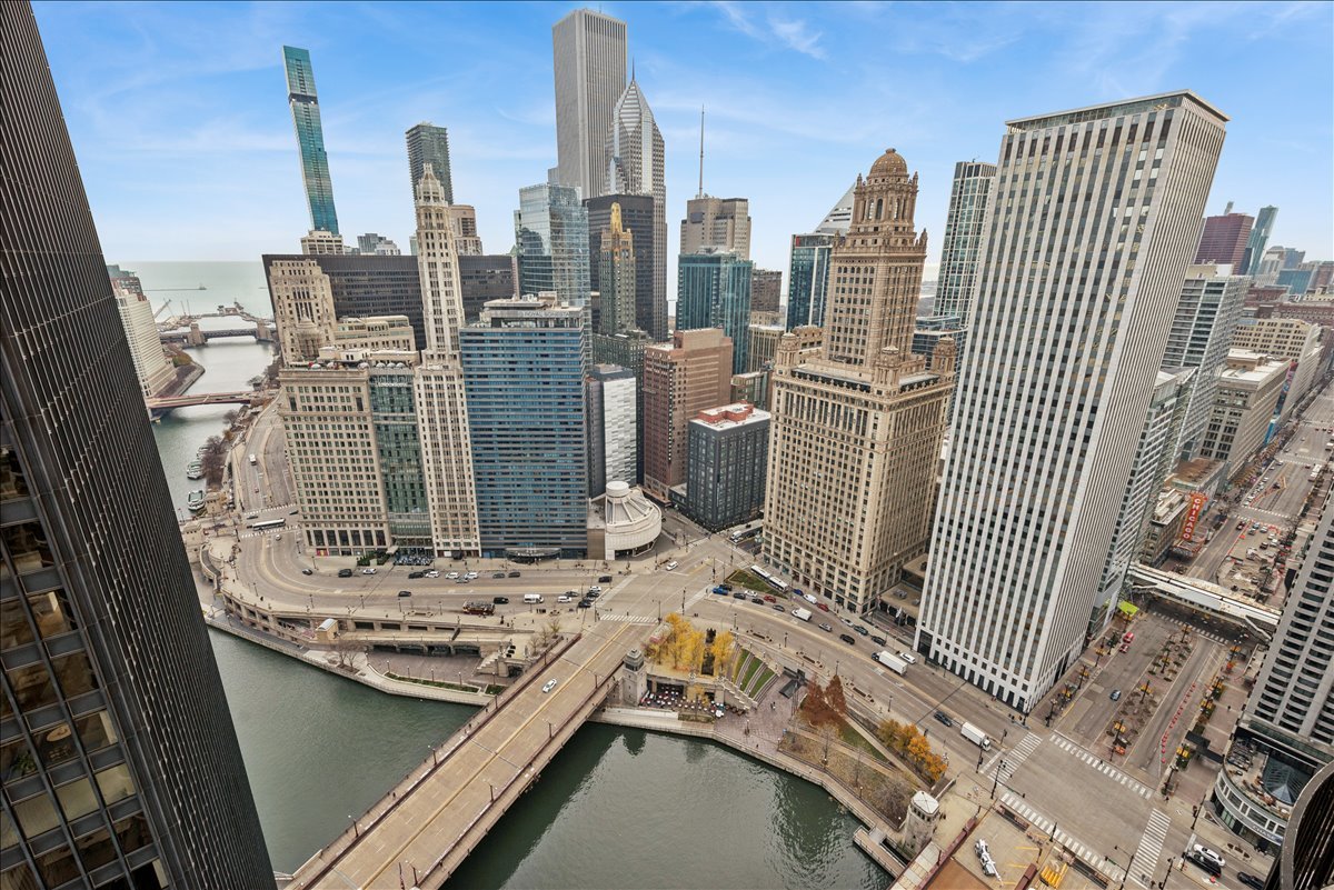 300 North State Street, Unit 4831 Chicago, IL 60654 - Photo 3 of 11