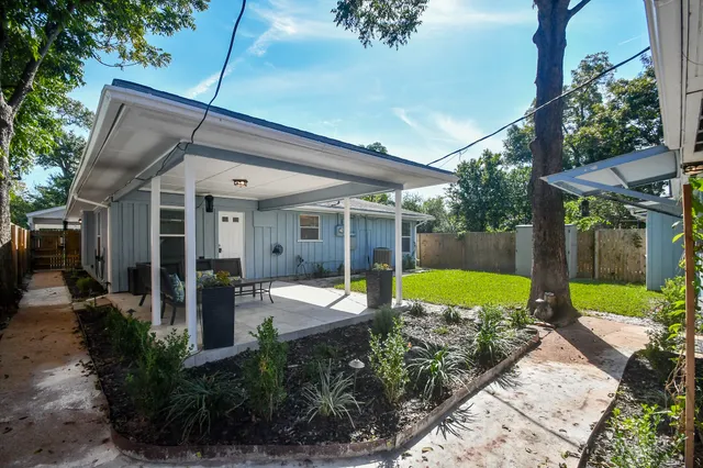 a view of a house with backyard and garden