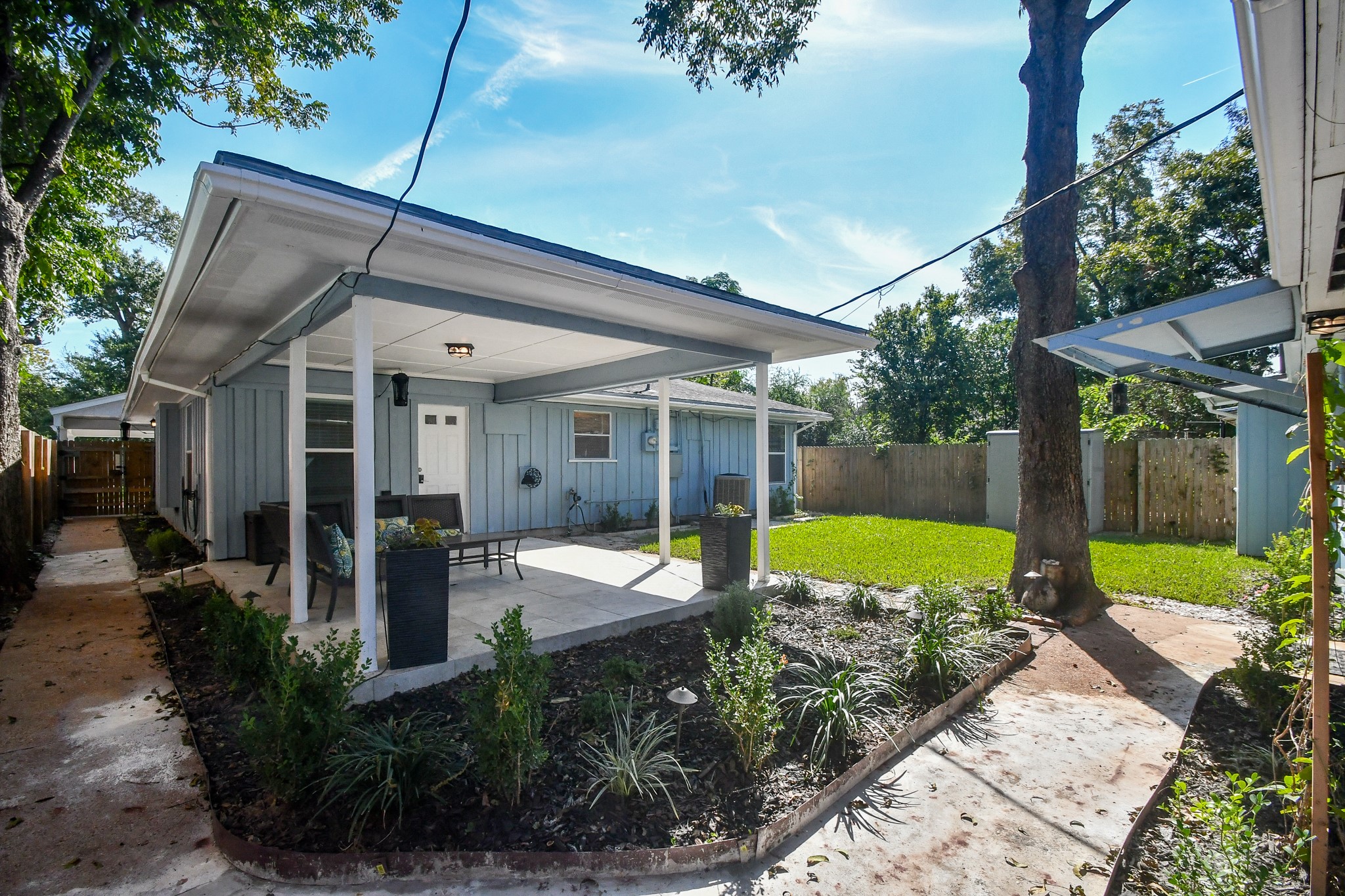 a view of a house with backyard and garden