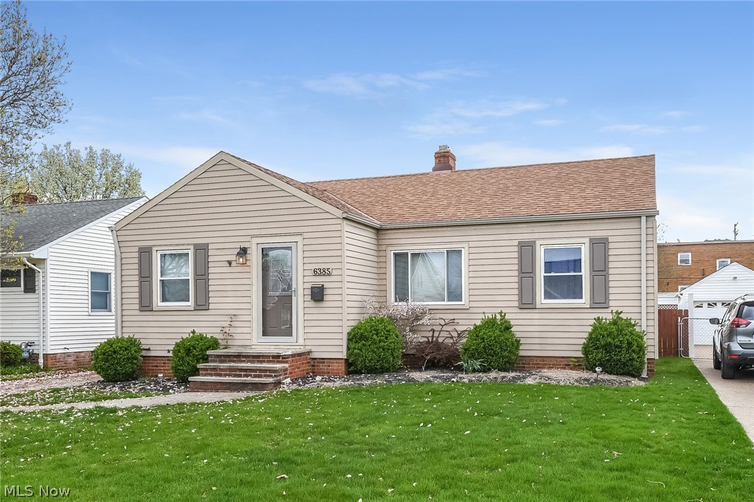 6385 Stanbury Road Parma, OH 44129 - Photo 5 of 35