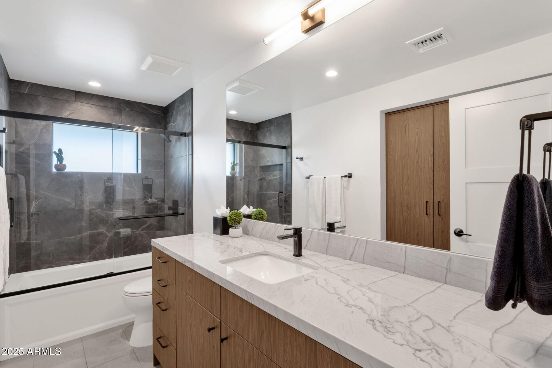 7112 North 23rd Way Phoenix, AZ 85020 - Photo 33 of 50 a bathroom with a sink and a mirror