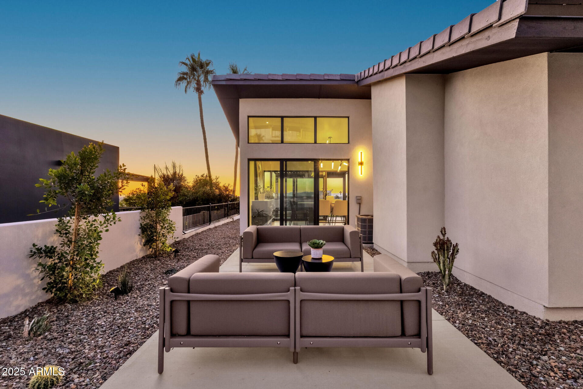 7112 North 23rd Way Phoenix, AZ 85020 - Photo 6 of 50 a living room with furniture and a window