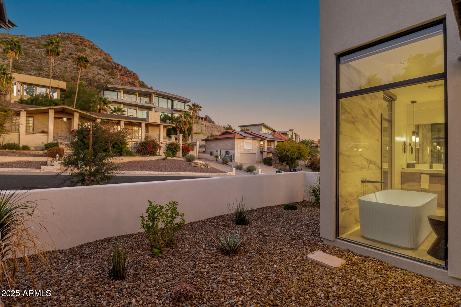 7112 North 23rd Way Phoenix, AZ 85020 - Photo 9 of 50 a view of a building with a outdoor space