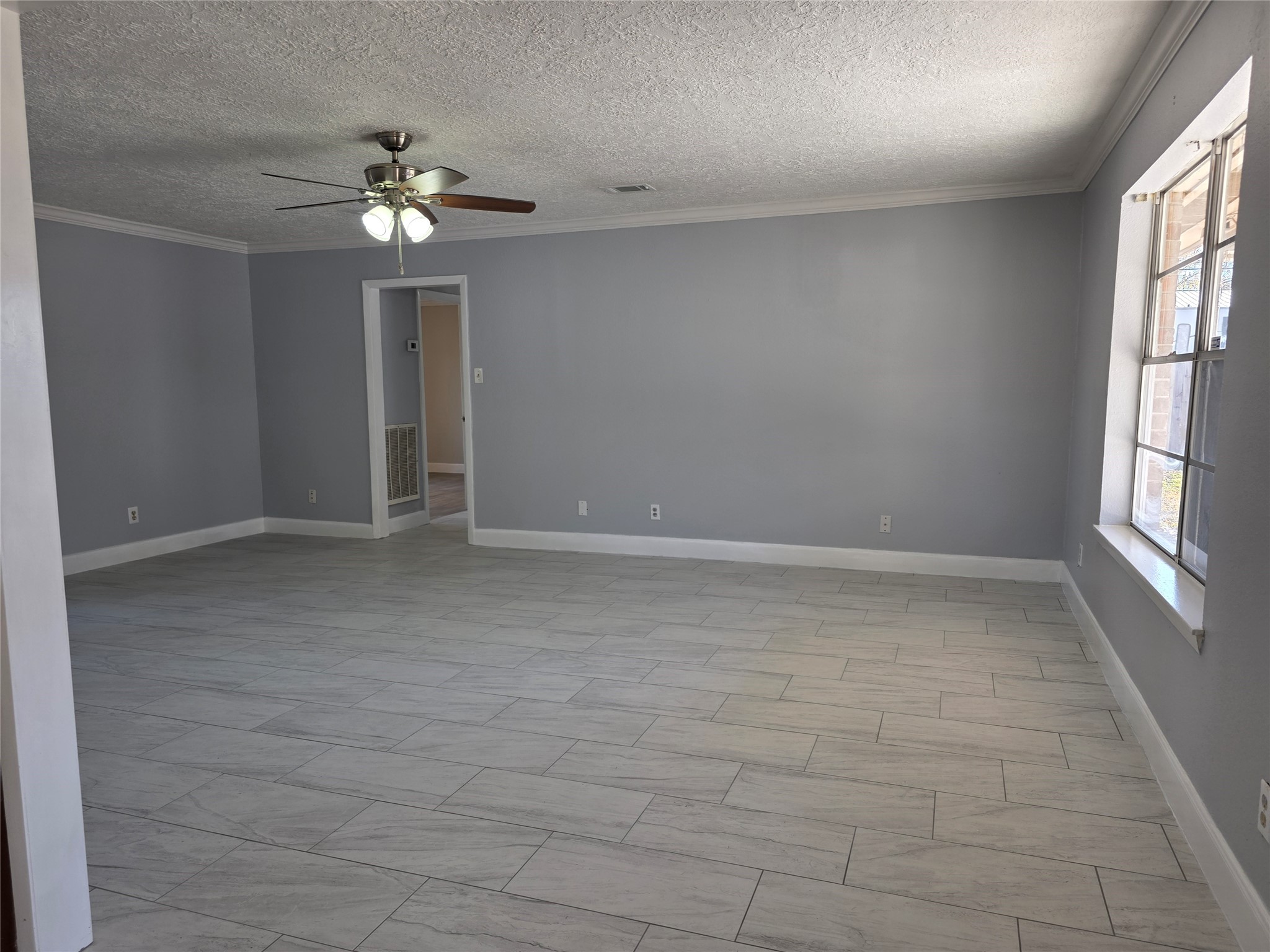 1819 Papoose Trail Crosby, TX 77532 - Photo 17 of 26 a view of an empty room with a window
