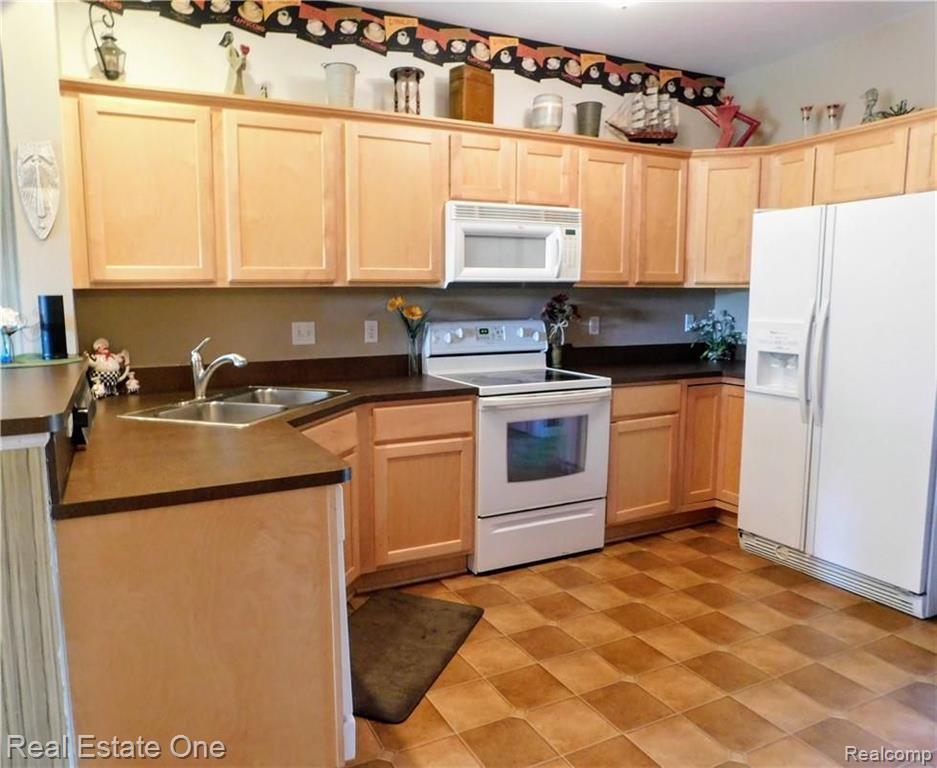 2136 Knotty Pine Trail Howell, MI 48855 - Photo 3 of 19