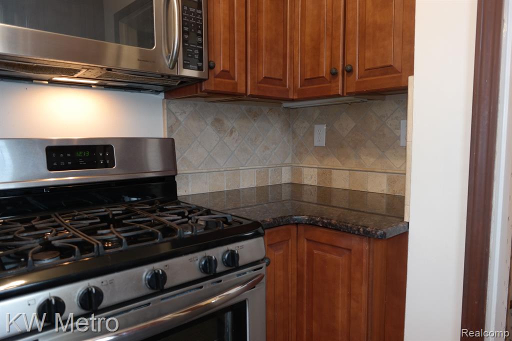 2696 Cumberland Road Berkley, MI 48072 - Photo 7 of 33