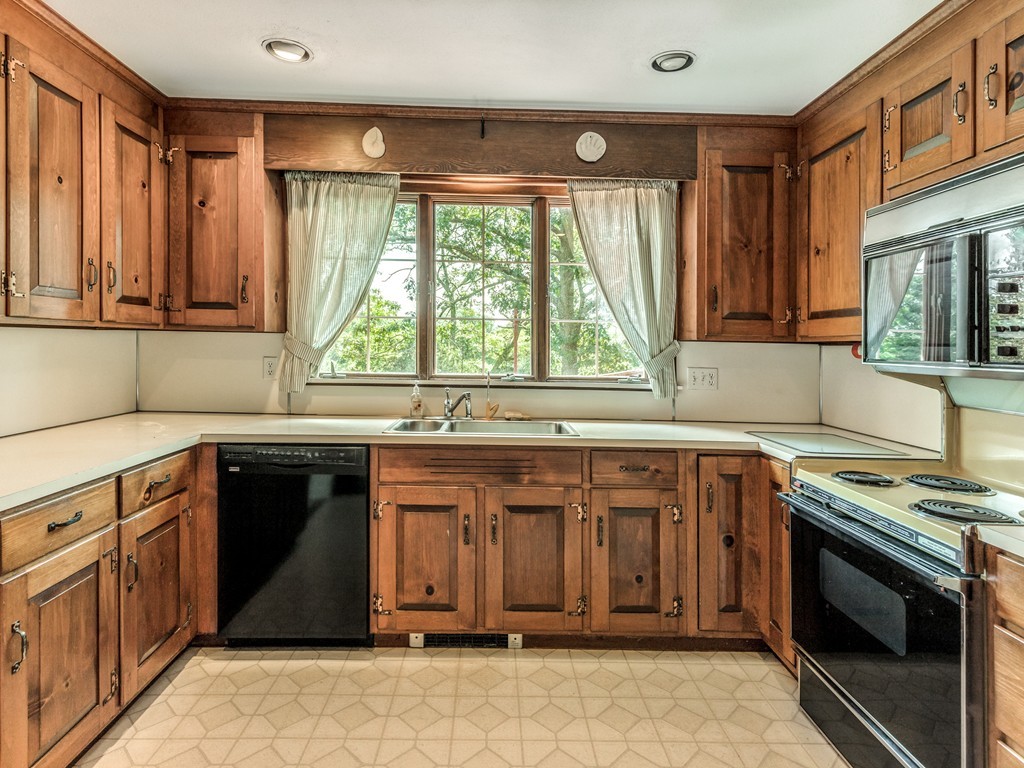 42 Crestwood Road Marblehead, MA 01945 - Photo 8 of 24