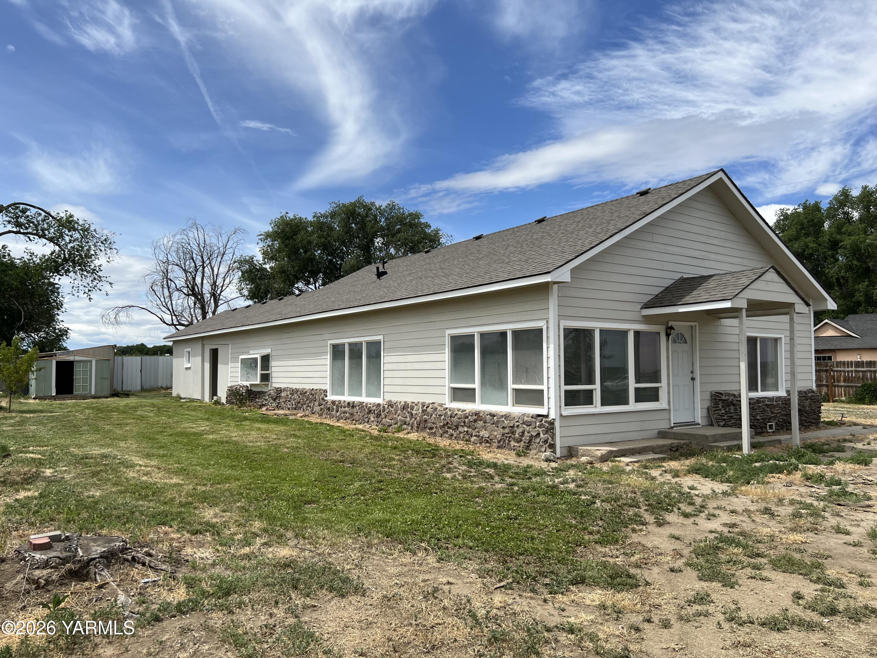 54704 North Evert Road Benton City, WA 99320 - Photo 1 of 21 front view of a house with a yard