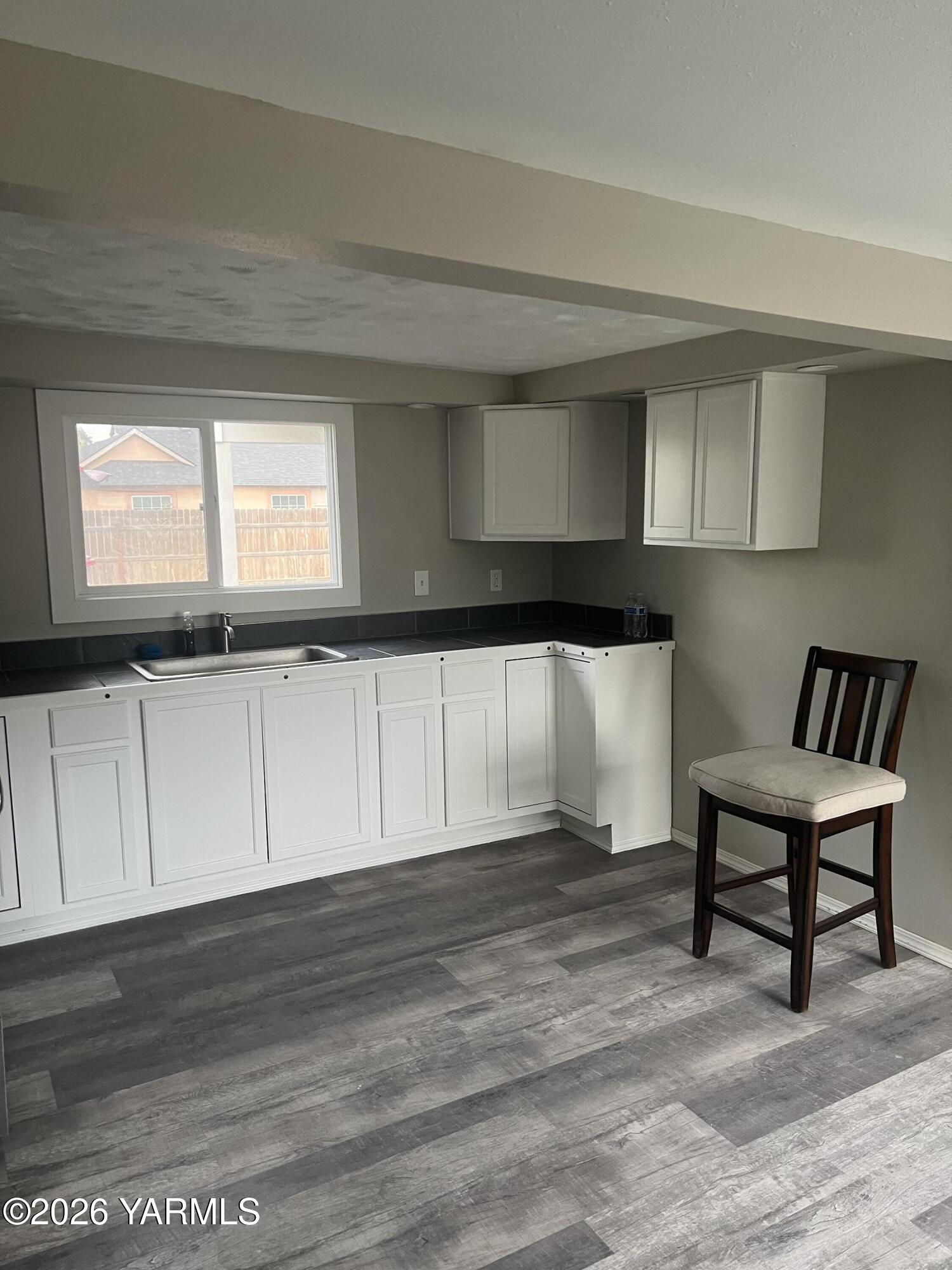 54704 North Evert Road Benton City, WA 99320 - Photo 17 of 21 a view of a livingroom with wooden floor and a window
