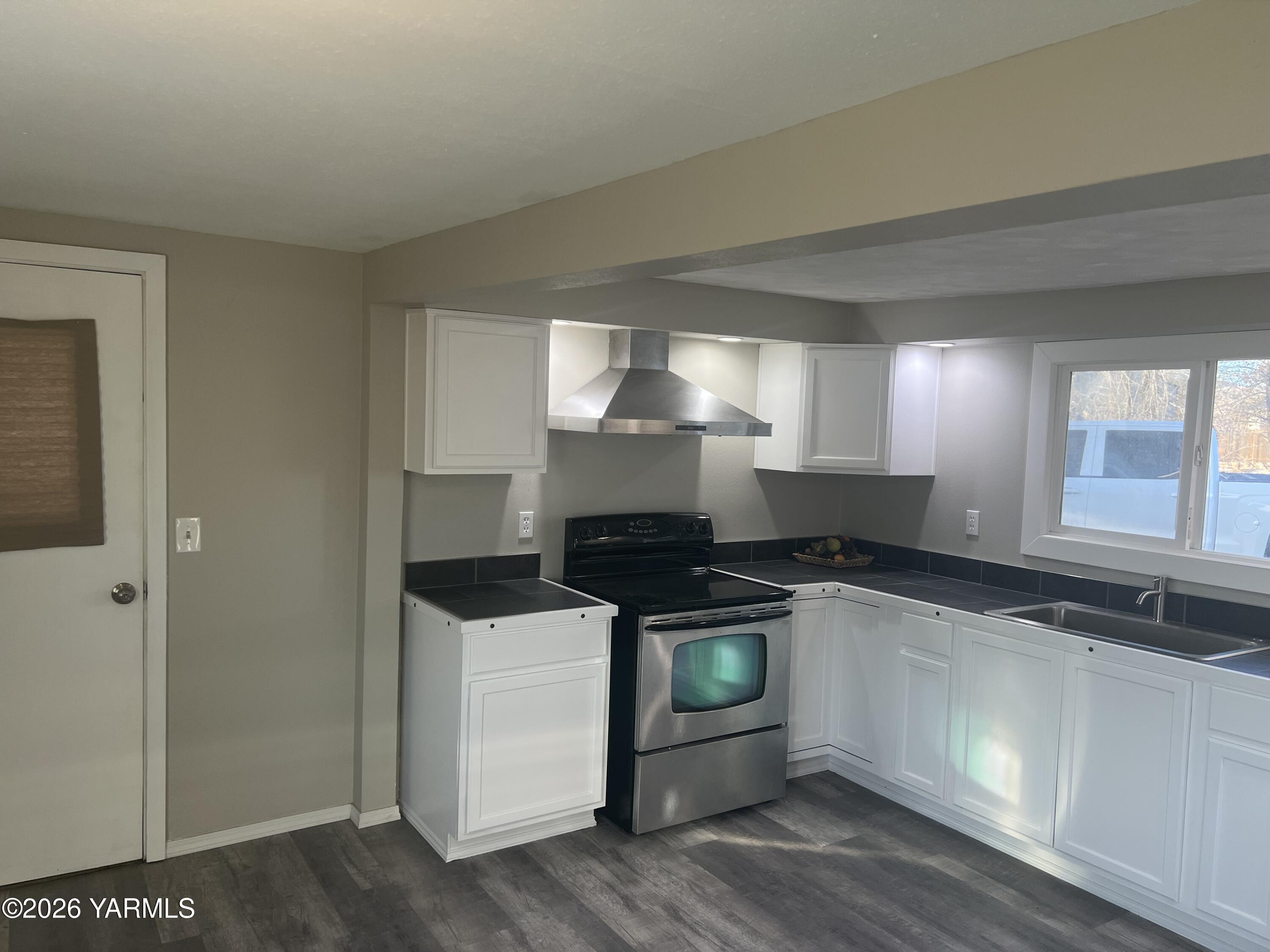 54704 North Evert Road Benton City, WA 99320 - Photo 5 of 21 a kitchen with a stove and a sink