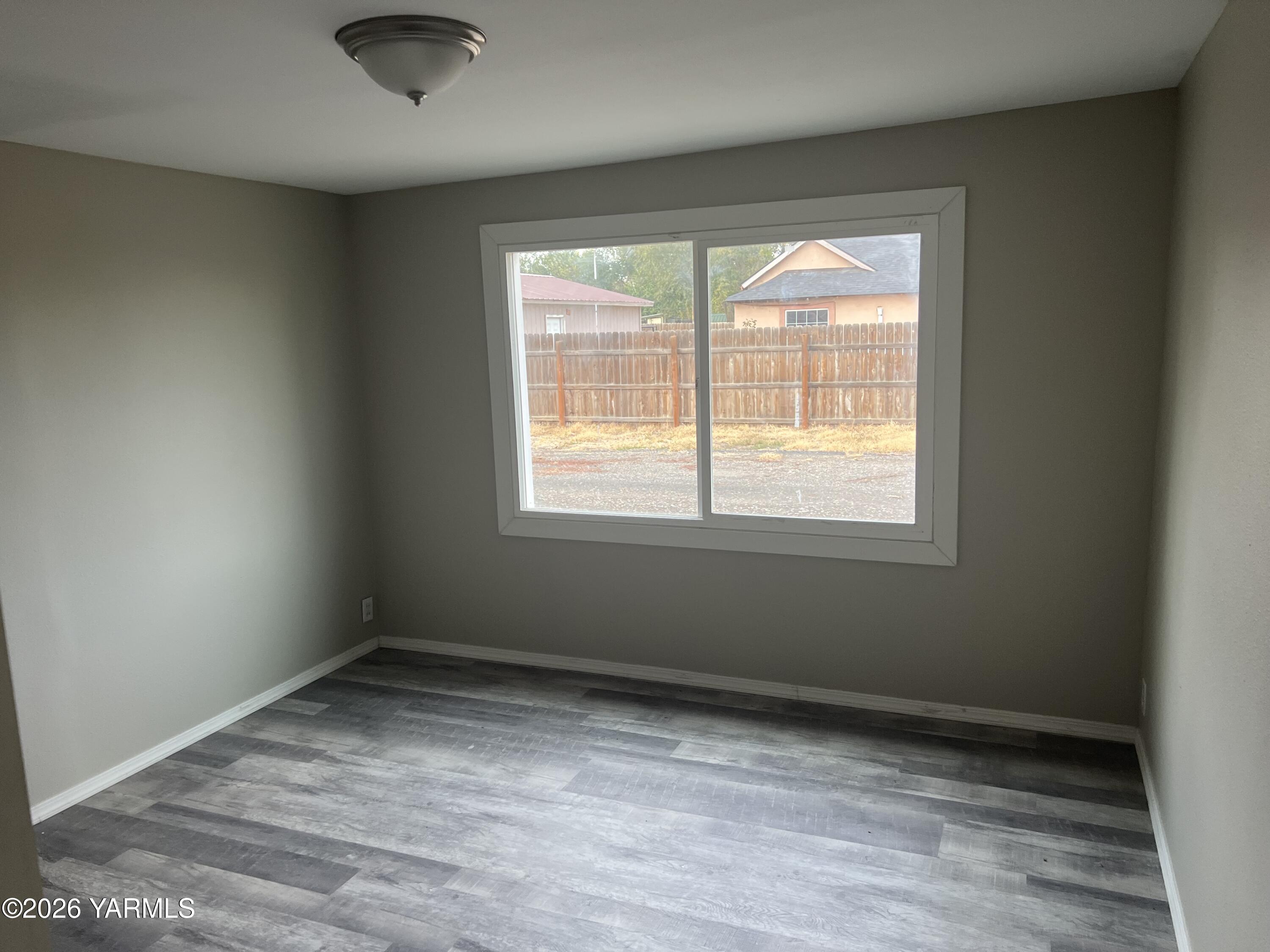 54704 North Evert Road Benton City, WA 99320 - Photo 9 of 21 an empty room with a window