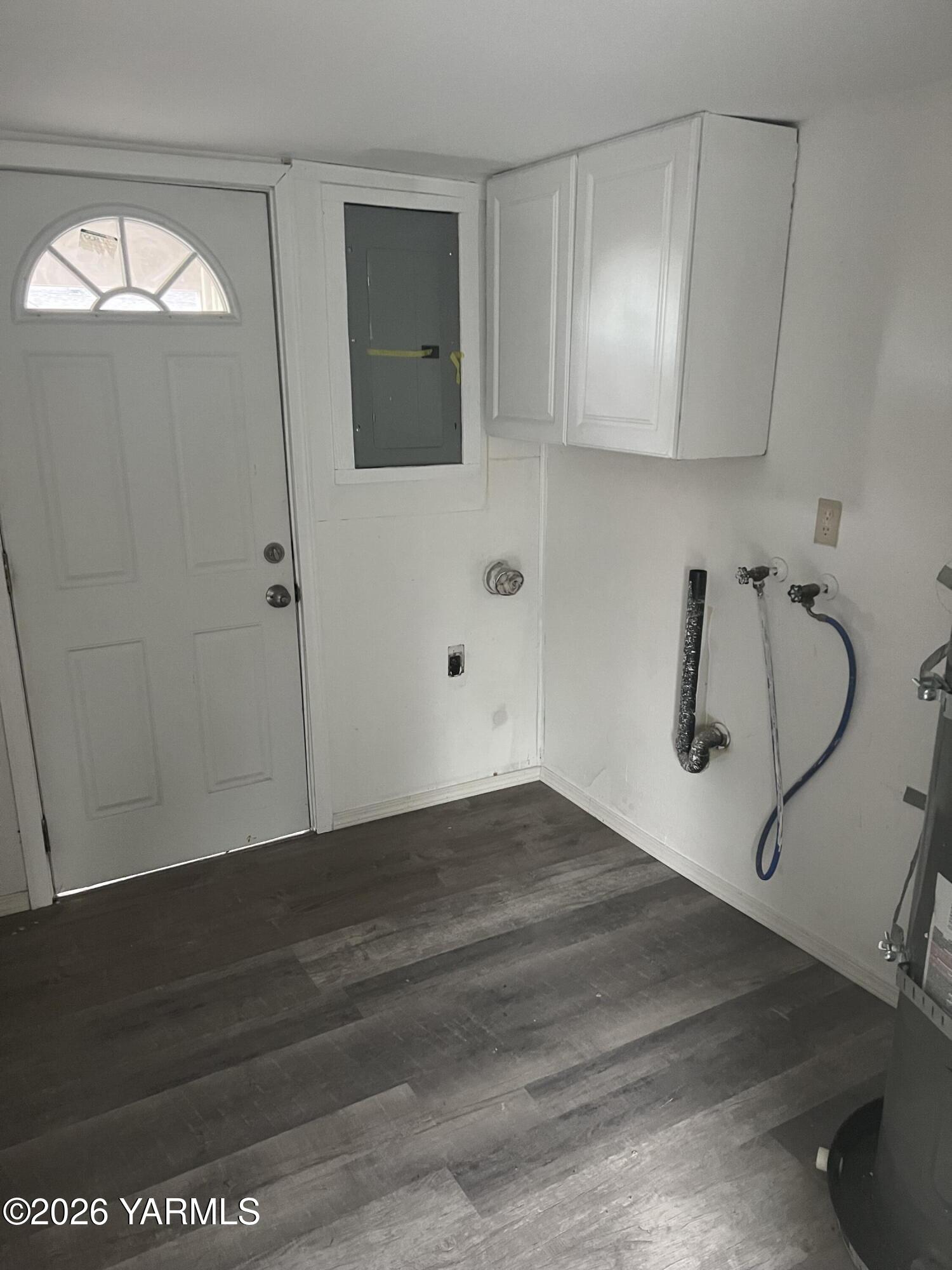 54704 North Evert Road Benton City, WA 99320 - Photo 10 of 21 a bathroom with a shower