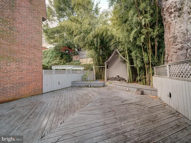 a view of entryway and hall