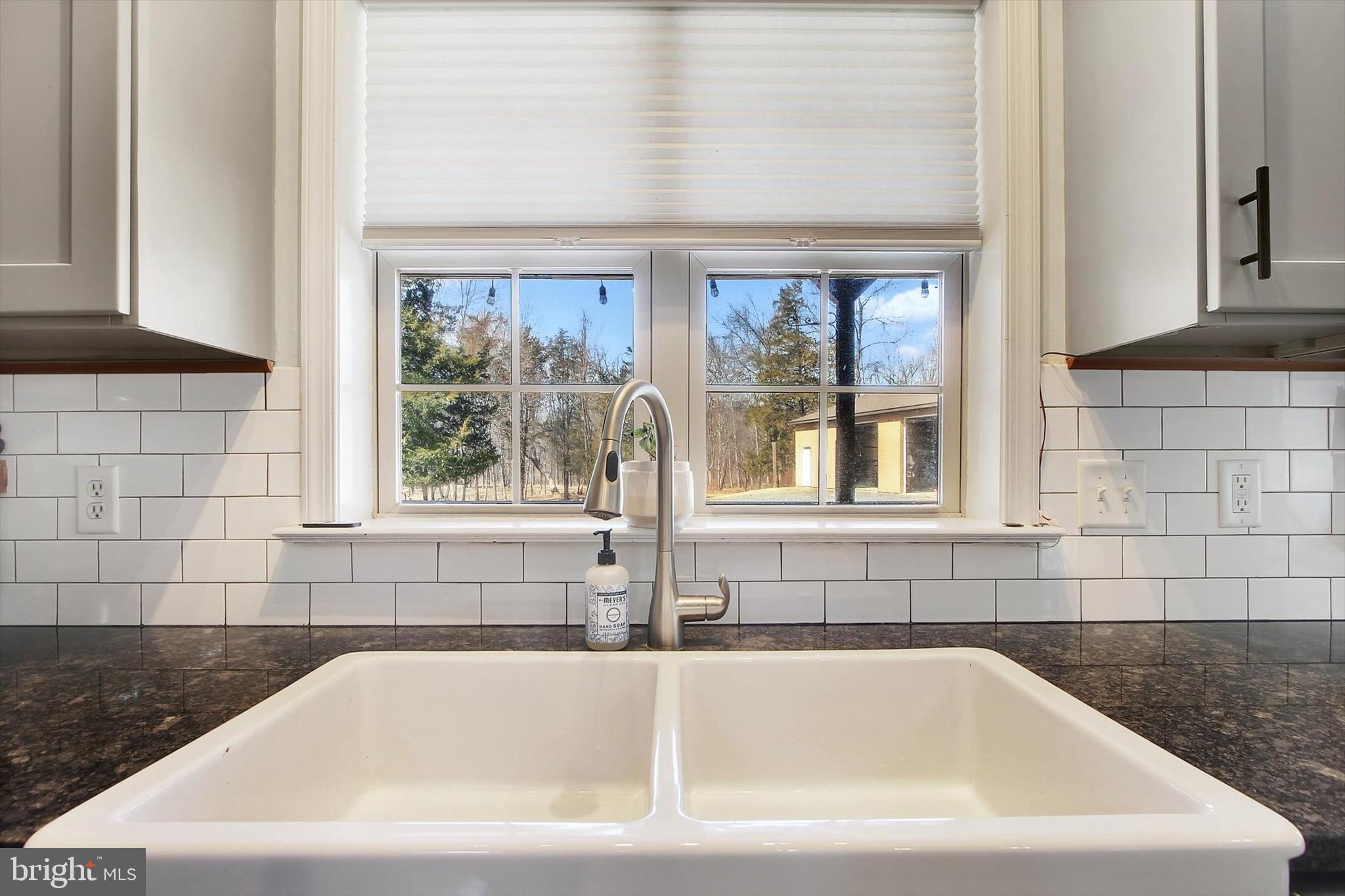 971 McGlaughlin Road Fairfield, PA 17320 - Photo 12 of 57 a bathroom with a bathtub and window